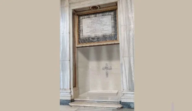 El Papa León XIV visitó la tumba del Papa Francisco