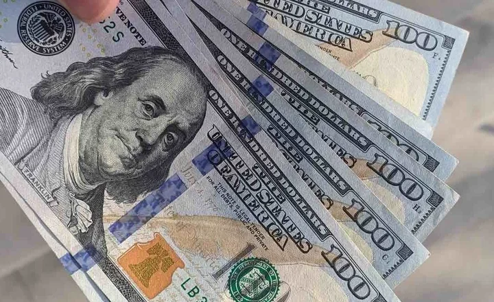 El dólar oficial cede por cuarta vez en cinco días
