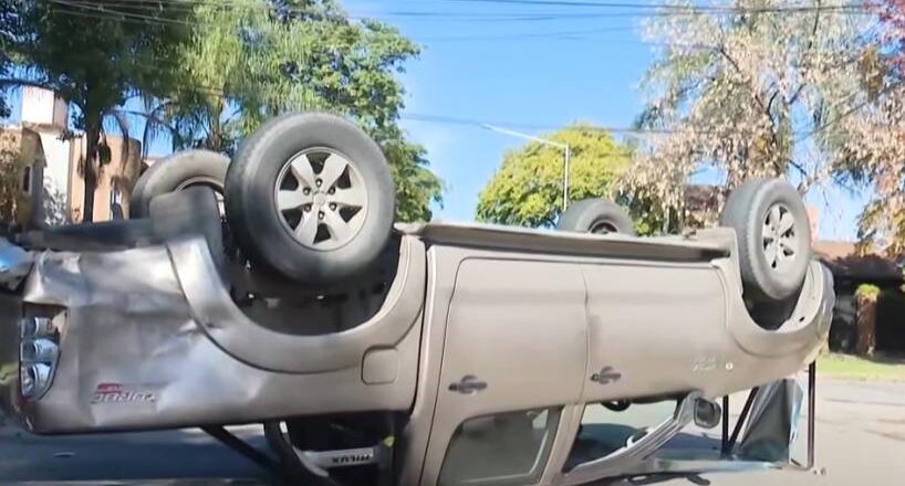 «Venía descuidado y fuertísimo»: en shock, el video tras el tremendo accidente este lunes en un cruce de la capital tucumana
