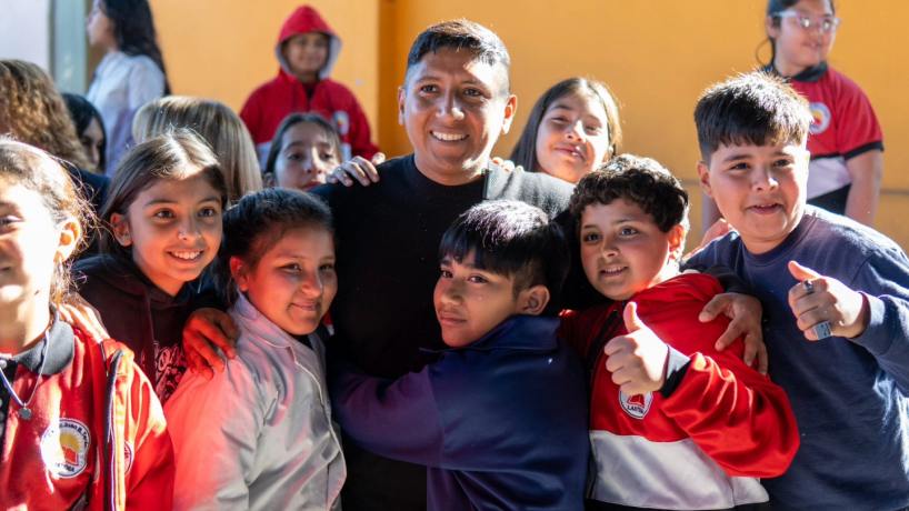 «En Tucumán, los niños primero»: entregaron 14.000 kits escolares en Banda del Río Salí