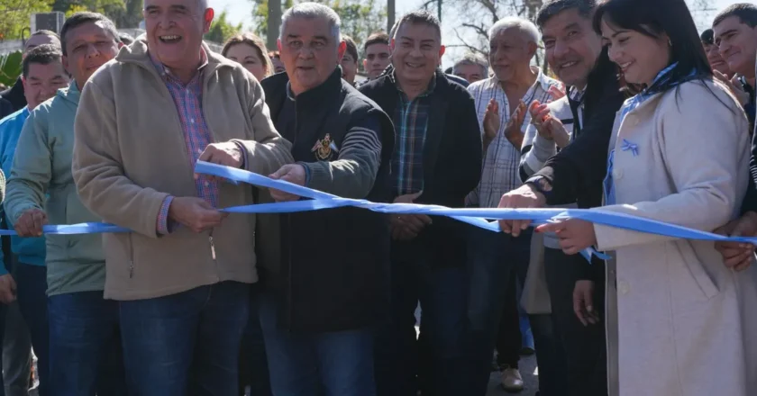 El gobernador inauguró pavimento y una pista de salud en Delfín Gallo