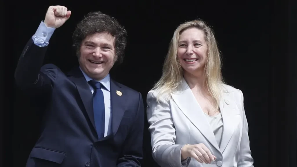 Javier Milei presentó su declaración jurada con dólares, autos y un departamento