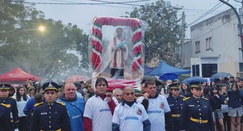 «¡Pan y Trabajo!»: conmovedor, ni el frío ni la lluvia impidieron una multitudinaria marcha por San Cayetano en Tucumán