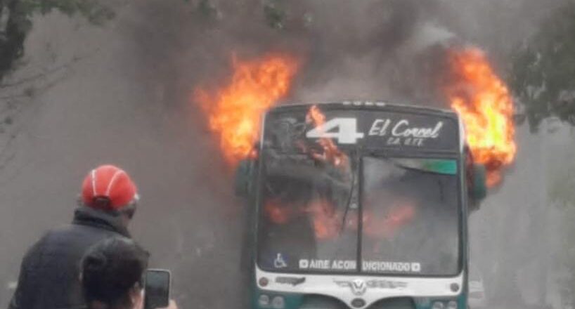 «¡Dios mío!»: urgente, videos y qué pasó con un colectivo de la línea 4 esta tarde en Tucumán