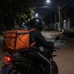 Brutal ataque: apuñalaron en la cabeza a un Uber moto durante un robo