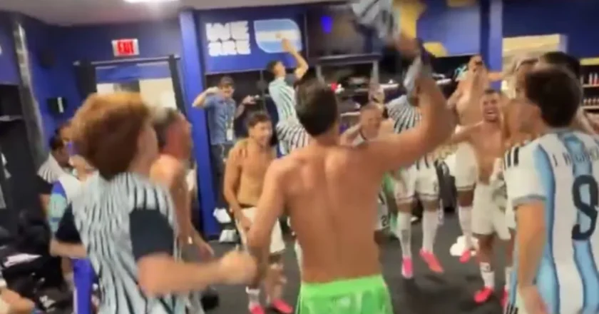 El eufórico festejo de los jugadores de Argentina tras el pase a cuartos