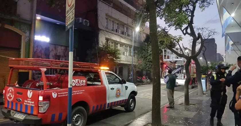 Principio de incendio en un edificio del centro: un hombre resultó herido y evacuaron a los vecinos