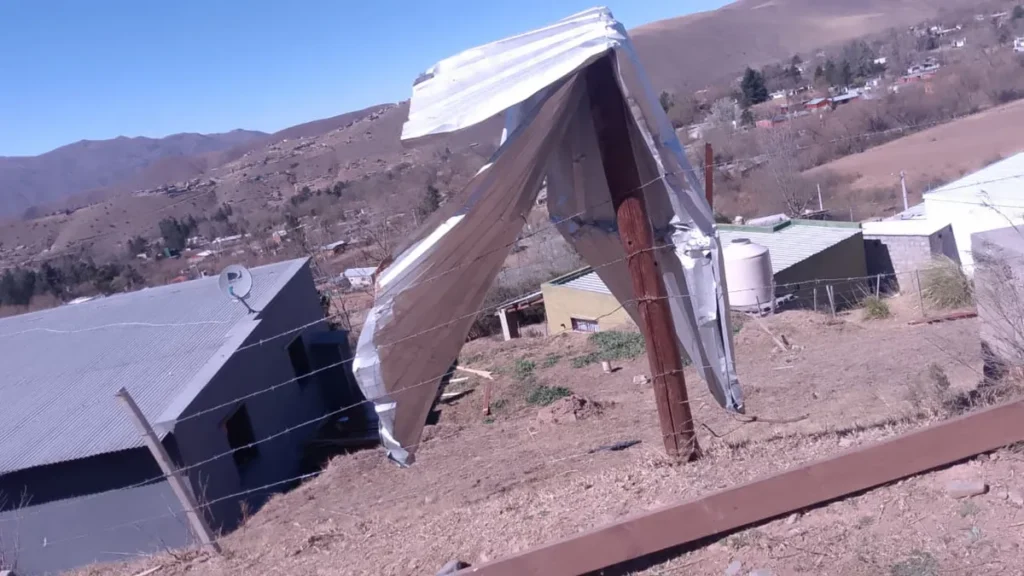 «Los vientos provocaron voladura de techos y dos focos de incendios»