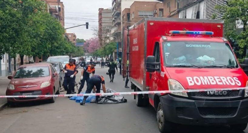 Un ciclista se descompensó y falleció en plena calle de Barrio Sur