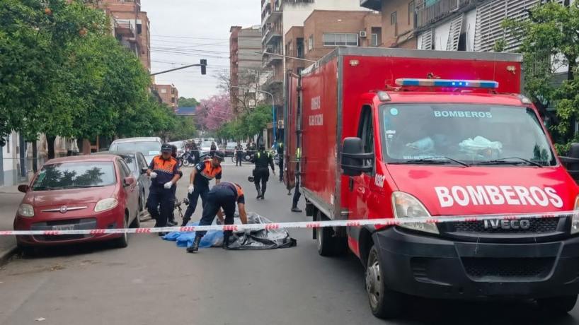 Un ciclista se descompensó y falleció en plena calle de Barrio Sur