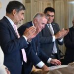 El Gobierno de Tucumán tramita un préstamo de hasta $100.000 millones del Macro para viviendas, rutas y más obras