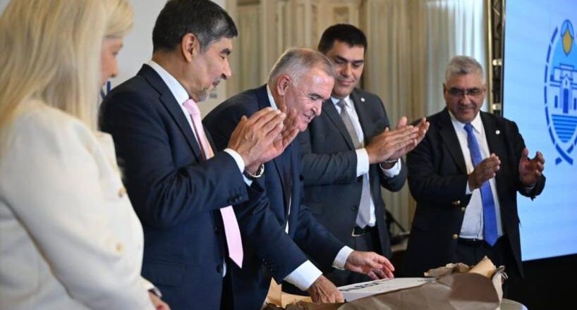 El Gobierno de Tucumán tramita un préstamo de hasta $100.000 millones del Macro para viviendas, rutas y más obras