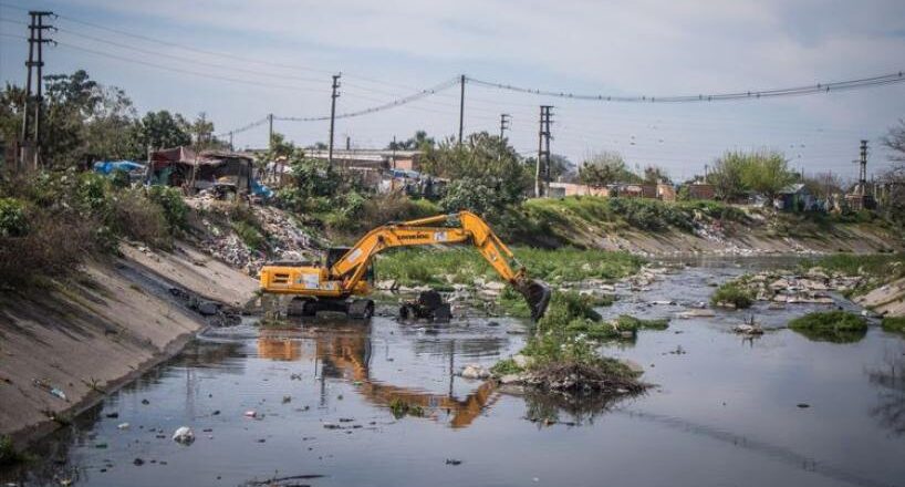Intensifican la limpieza de canales y ríos ante el inicio de la temporada de lluvias en Tucumán