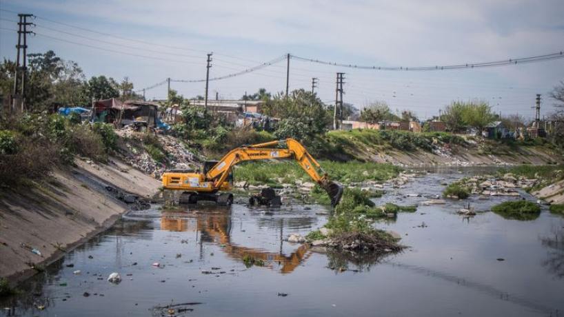 Intensifican la limpieza de canales y ríos ante el inicio de la temporada de lluvias en Tucumán