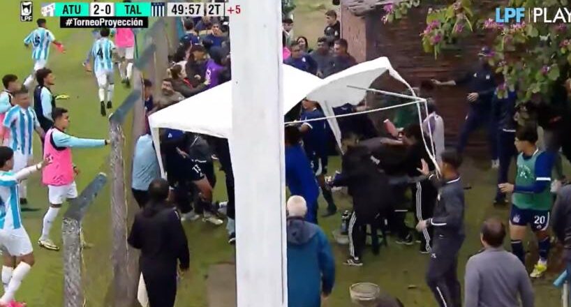 «Piñas, patadas y nocaut técnico»: videos, batalla campal y vergüenza en Atlético Tucumán – Talleres de Córdoba