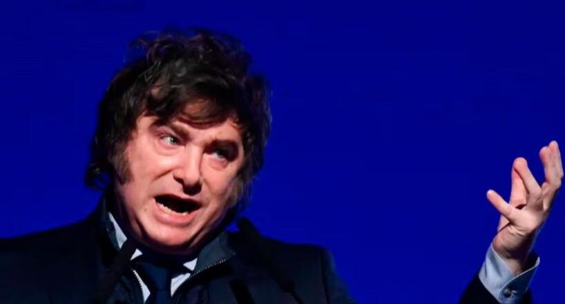 Milei respaldó a Toto Caputo y aseguró: «Si hay alguien que sabe de microeconomía, soy yo»
